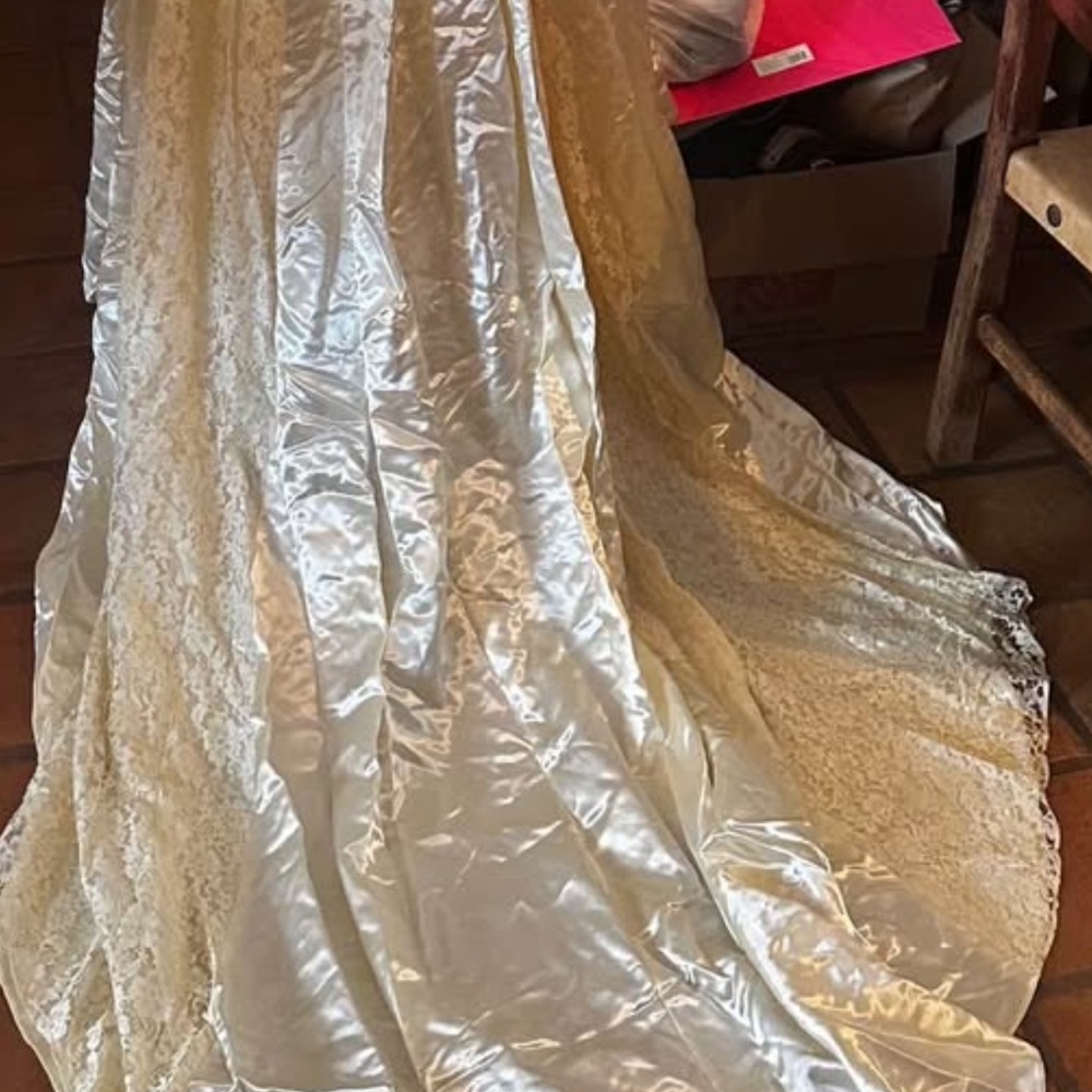 Satin & Lace Vintage Wedding Gown - Picture 8 of 10